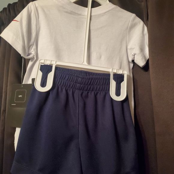 *SOLD* Boys 2 Piece Nike Shirt & Shorts Set - Picture 5 of 8
